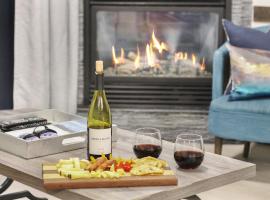 Outstanding Mountain Condo - Pool, Hot Tub & Waterslide!, hótel í Canmore