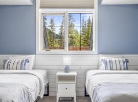 Enticing Mountain Chalet with Pool & Hot Tub, hótel í Canmore