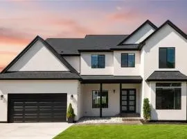 New! Pure Luxury W Private Pool/Spa & Game Center!