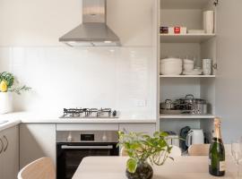 Modern Family Home Near Fiona Stanley & Murdoch Uni, Hotel in Perth