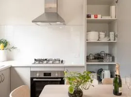 Modern Family Home Near Fiona Stanley & Murdoch Uni