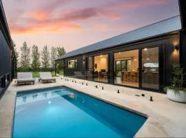 Jarli Barn - Refined Wine Country Retreat with Pool