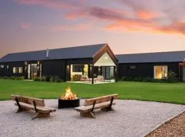 Jarli Barn - Refined Wine Country Retreat with Pool