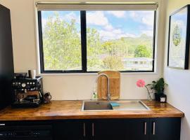 Family bach 2 mins from Whangapoua Beach, hotel a Whangapoua