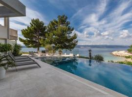 Seaside apartments with a swimming pool Medici, Omis - 25214, hôtel à Mimice