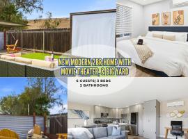 New Modern 2BR Home with Movie theater, & Big Yard, отель в городе Ла-Меса