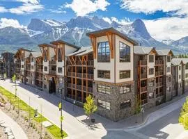 Luxury Mountain Haven Views Hot Tub Patio Spacious Quiet Central