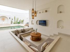 Nirvana Canggu 2BR Near Berawa, hotel en Mantaak