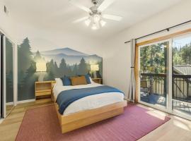 2 Miles to Palisades Tahoe w Hiking, Biking & Lake Access, hotel i Olympic Valley