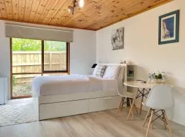 Private Guest Suite near Westfield Shopping Mall