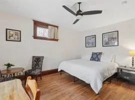 Private Room Across from Como Lake Hickory Room