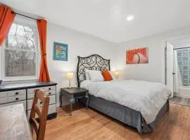 Private Room Across from Como Lake - Juniper Room