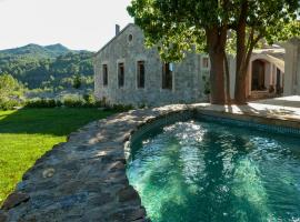 Farmhouse With Reservoir Views Near Tarragona, hotel a Ríudecañas
