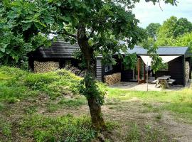 70S House With Design, Soul, And Rustic Details, hotel i Fjellerup Strand