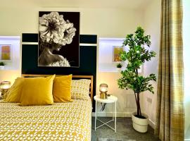 Massive New 8 bedroom House Sleeps up to 21 - Accepts Groups - Great Location - FREE Parking - Fast WiFi - Smart TVs - sleeps up to 21 people - Close to Bournemouth & Poole Town Centre & Sandbanks, Hotel in Bournemouth