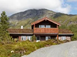 Spacious Mountain Lodge Stryn for 16 guests