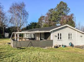 2 Bedroom Pet Friendly Home In Ølsted, hotell i Ølsted