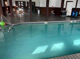 Coratel Plus Suites by Jasper Black River Falls, hotel u gradu Blek River Fols