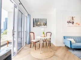 Modern 1 Bedroom ensuite with city views, separate living room, dining room and kitchen, Balcony, Solar power and fast WiFi, in historic De Waterkant