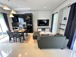 Modern Sanctuary at Rancamaya, hotel em Ciawi Bogor