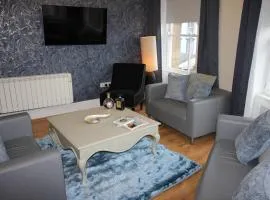 Cornerhouse Apartments 2 Sleeps 8