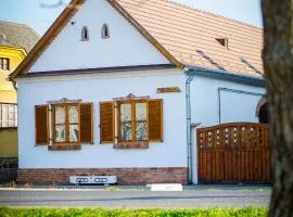 Antik Porta-Hangulatos parasztház kerttel,borospincével és infraszaunával