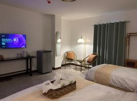 Serene Rise Hotel โรงแรมในอังเฮเลส