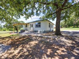 Lakeside Nature Retreat: Private Cabin, Outdoor Jacuzzi, Stunning Views in Madill, Oklahoma, hotel a Madill