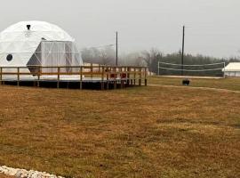 Tranquil Glamping Dome with Scenic Nature Views near Denison, Texas – hotel w mieście Denison