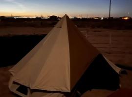 Scenic Off-Grid Glamping Camp with Private cook & Starry Night Dining near Lincoln National Forest, Alamogordo, New Mexico, hotel u gradu Alamogordo