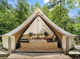 Nature-Forward Glamping Resort with Forest Paths and Meadow Hangouts in Stanton, Kentucky, Hotel in Stanton