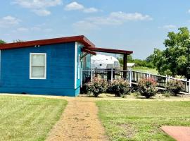 Charming Cabin with Pond Retreat Near Lake Texoma, Denison TX, Hotel in Denison
