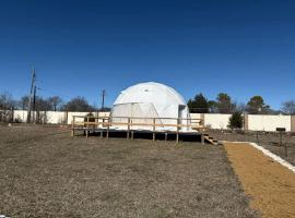 Romantic Nature Glamping Dome with Fire Pit & Fishing Access Near Denison, Texas, Hotel in Denison