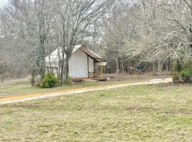 Peaceful Glamping Tent with Fire Pit & BBQ Grill Near Lake Texoma, Denison, Texas, Hotel in Denison