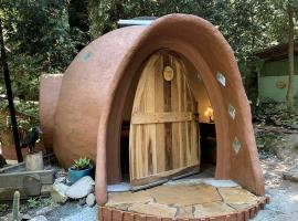 Watsonville में, होटल Tranquil Glampground Retreat with Private Geodome and Outdoor Amenities near Watsonville, California