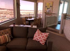 Chic Lakefront Loft with Scenic Views at Eldean Shipyard near Macatawa, Michigan, hotel v destinácii Macatawa