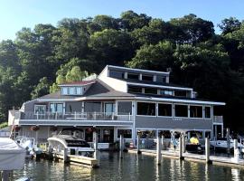 Modern Lakefront Loft with Private Deck at Eldean Shipyard near Macatawa, Michigan, hotel v destinácii Macatawa