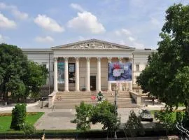 Central Apartment - Museum View