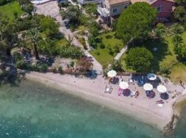 Palmyra Beachfront Studios, Hotel in Nydri