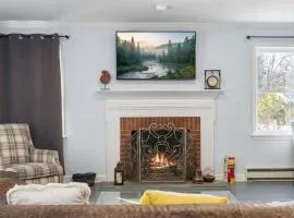 Easton Townhouse with Pool and Hot Tub