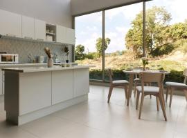 Brand New Spacious Unique Apartment at Karon Beach, Hotel in Ban Karon