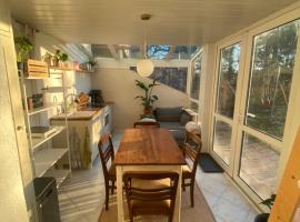 Souterrainwohnung mit Badesteg, hotel in Friedberg