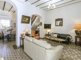 Nice Home In El Pedroso With Wifi, hotel en El Pedroso