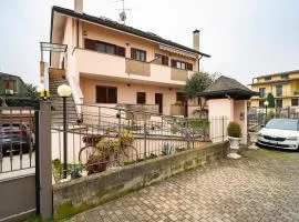 Spacious Accommodation in Lainate - 2 Large Bedrooms for 4