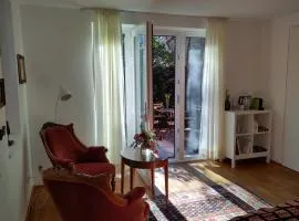 Zimmer am Ring - ruhiges Zimmer im Grünen, Frühstück auf eigener Terrasse mit Morgensonne und fußläufig zum Badeplatz Schwarzindien am Mondsee