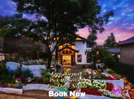 The Panorama Designer Villa & Cafe - Chinese Naxi Style Courtyard - Lijang Ancient Town Branch - English Speaking&Tickets Reservation Service-50 Meters from Main Street, hotelli kohteessa Lijiang