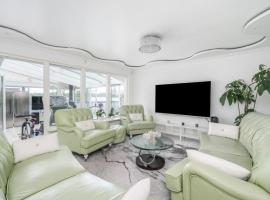 Nature Retreat, Sauna & spa bath near Stockholm, Hotel in Upplands-Väsby