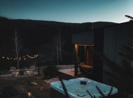 Kota Garana-Couples Mountain Hideaway with Hot Tub、ガルナのホテル