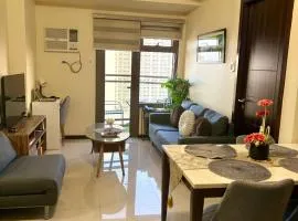 Modern Pet Friendly 1br Condo with Balcony near AIRPORT MOA & OKADA Pasay Staycation WFH ready Free Pool Acces Gym and Sauna