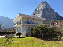Villa Leom - Mountain Villa with Pool in Antalya, hotel a Gedeller